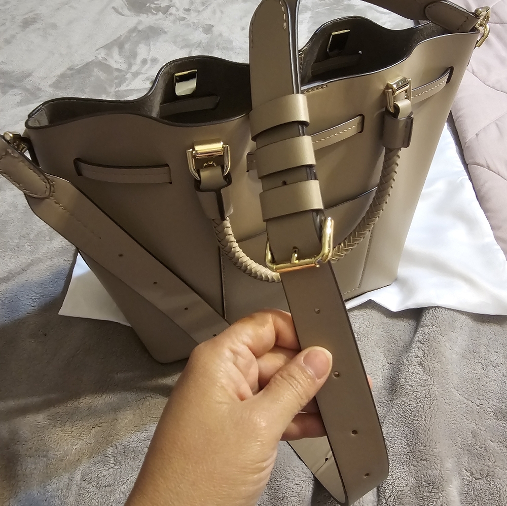 Like New Beautiful Michael Kors - Picture 3 of 5